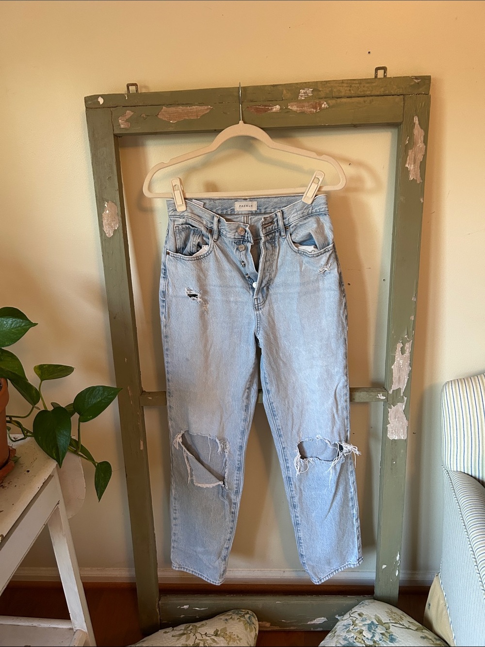 Pacsun Light Wash Distressed Knee-Rip Straight jeans